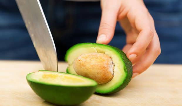 Come si sbuccia l'avocado?