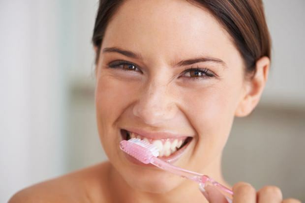 Come si dovrebbe fare la pulizia dentale?