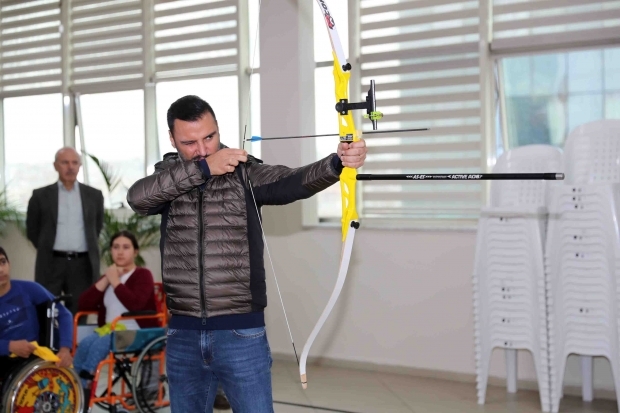 Alişan ha lanciato una freccia con i disabili.
