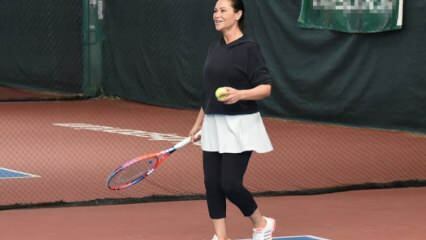 Hülya Avşar ha giocato a tennis a casa sua!