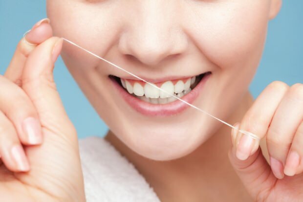 Si consiglia di utilizzare il filo interdentale per rimuovere i residui tra i denti.