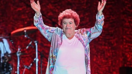 Selda Bağcan ha tenuto un concerto con i suoi nipoti! Quando l'adhan è stato letto al concerto ...