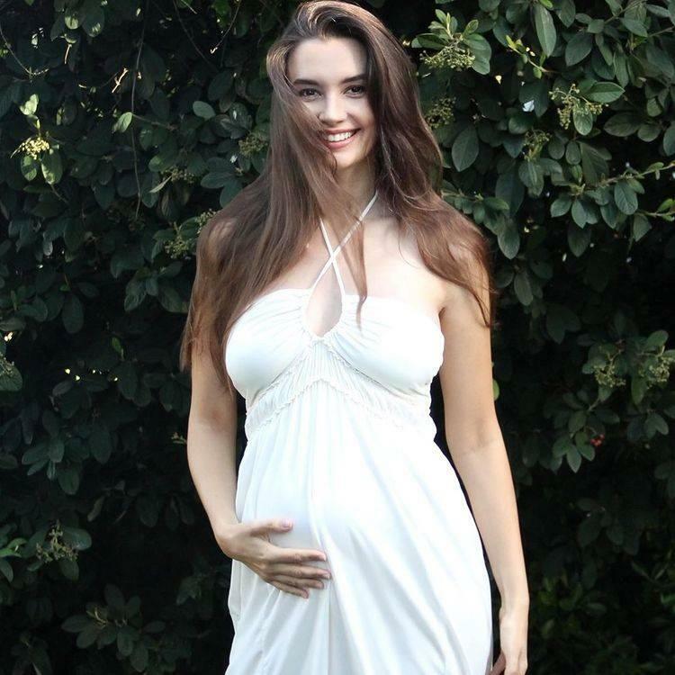  Leyla Lydia Tuğutlu posa in gravidanza