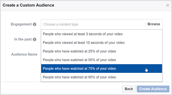 La finestra di dialogo Crea un pubblico personalizzato di Facebook ha opzioni per indirizzare gli annunci alle persone che hanno guardato una certa percentuale del tuo video.