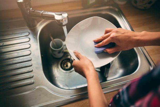 Suggerimenti per lavare i piatti in modo rapido e pratico
