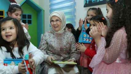 Emine Erdogan: Forza ragazze a scuola!