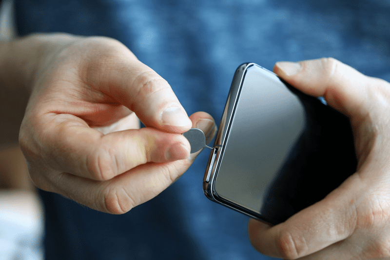 Espulsione di una scheda SIM su uno smartphone Android