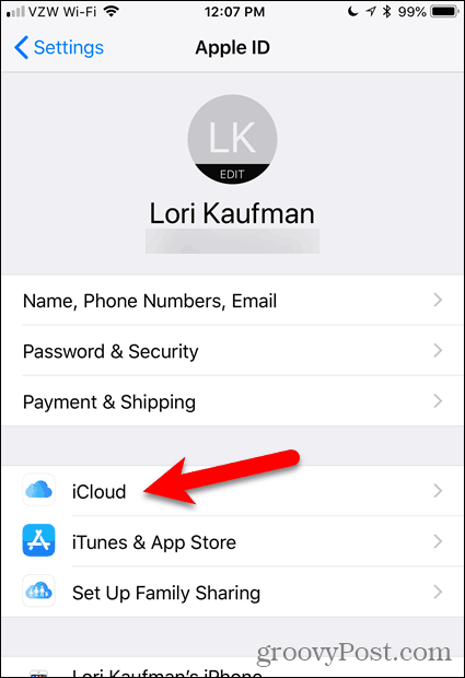 Tocca iCloud nell'app Impostazioni in iOS