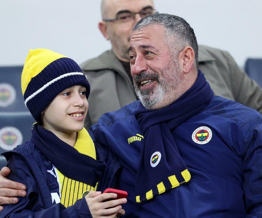 Cem Yılmaz ha assistito alla partita Fenerbahçe-Galatasaray con suo figlio