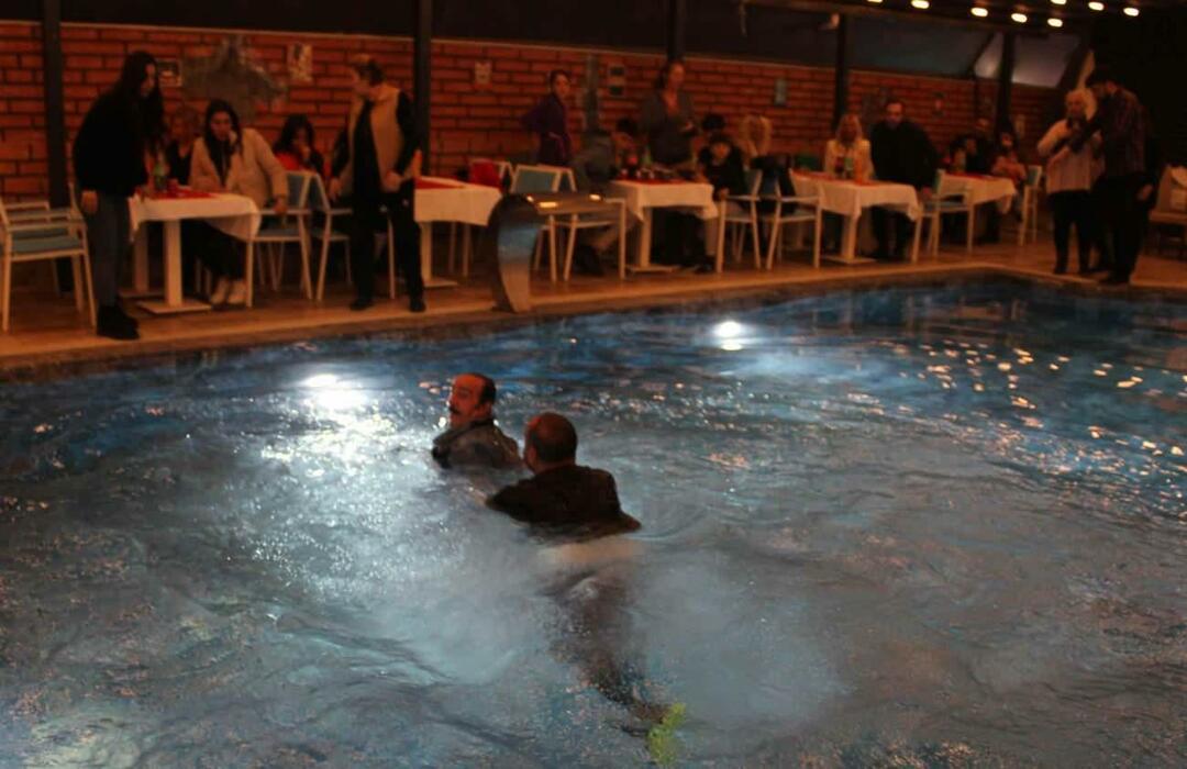 Non c'è più niente per i terremotati alla notte morale! Mustafa Keser è caduto in piscina