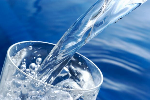 L'acqua potabile aumenta di peso? Quanti litri di acqua dovrebbero essere bevuti al giorno per perdere peso? Se bevi acqua di notte ...