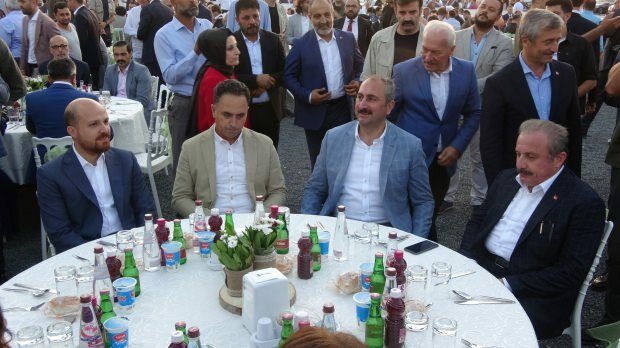 Bilal Erdoğan, ministro della Giustizia Abdülhamit Gül e presidente del parlamento Mustafa Şentop