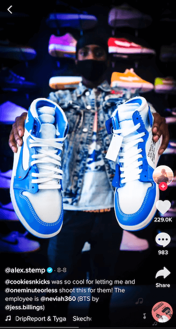 post tiktop di @ alex.stemp che mostra il suo prodotto di scarpe da tennis in blu e bianco
