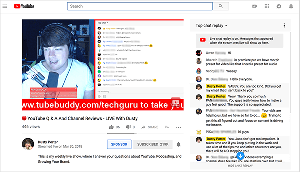 Dusty Porter inizia un live streaming ponendo una domanda a cui gli spettatori possono rispondere nei commenti. In questo esempio, Dusty appare sul lato sinistro del live streaming mentre parla nel microfono nel suo studio. Il lato destro del live streaming sono i principali commenti di chat. L'interfaccia di YouTube mostra anche commenti in tempo reale quando riproduci il live streaming.