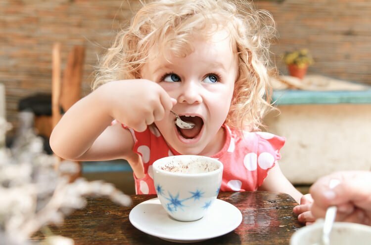 I bambini possono bere il caffè? È dannoso?