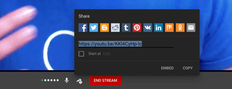Opzioni di streaming live di YouTube tra cui un misuratore audio, un pulsante di disattivazione dell'audio e un collegamento di condivisione con varie icone della piattaforma e un collegamento breve condivisibile per il video in diretta