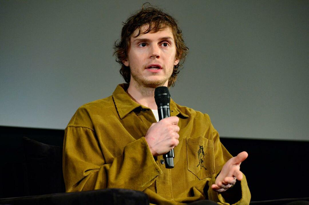 Evan Peters nel ruolo di Jefrrey Dahmeri 