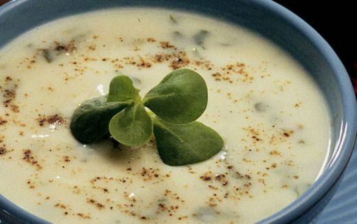 Come preparare la zuppa di insalate con yogurt freddo?