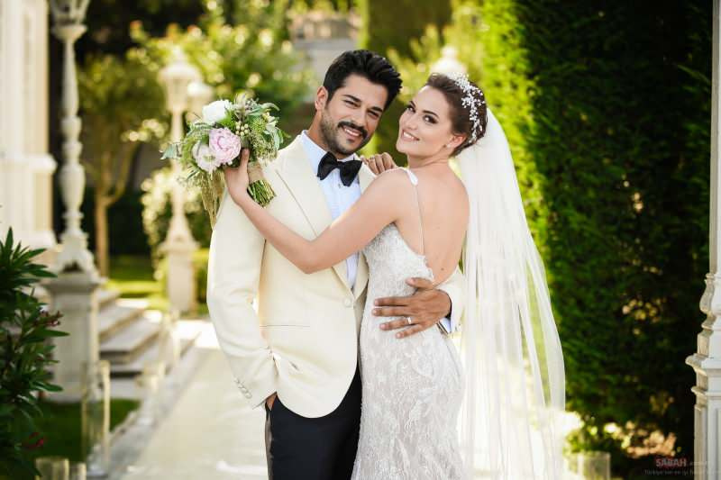Burak Özçivit e Fahriye Evcen si sono sposati nel 2017