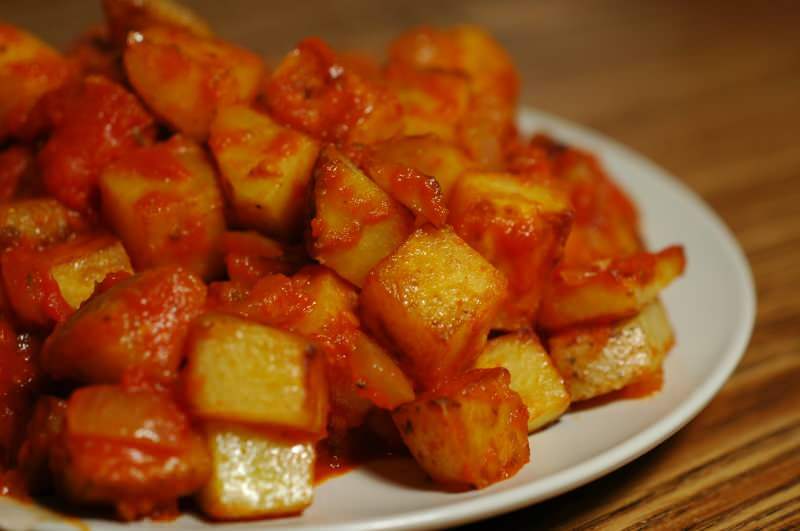 Cos'è Patatas bravas, com'è fatta? Ecco una ricetta passo passo per le patatas bravas