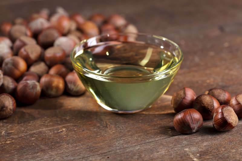 L'olio di nocciola è particolarmente utile per la pelle e i capelli secchi.