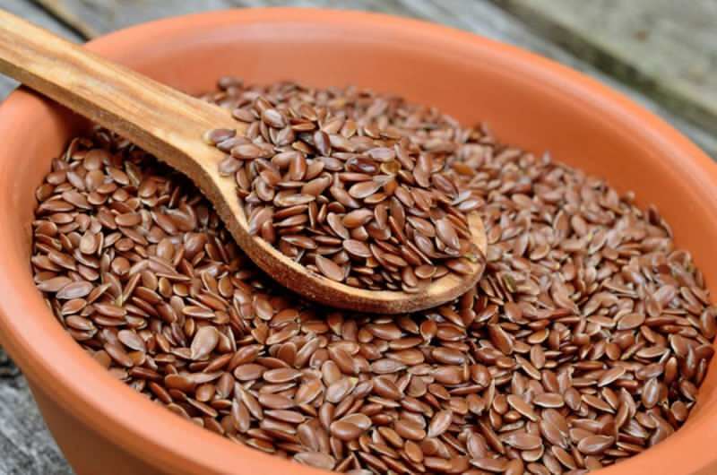 I semi di lino possono essere ridotti in polvere e aggiunti a pasti o insalate