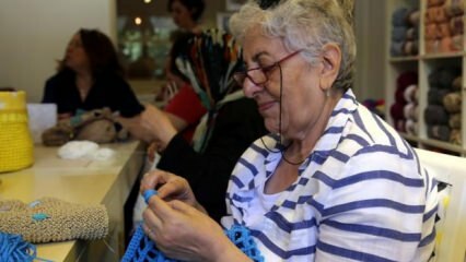 Le donne in pensione lavorano a maglia per stare al passo