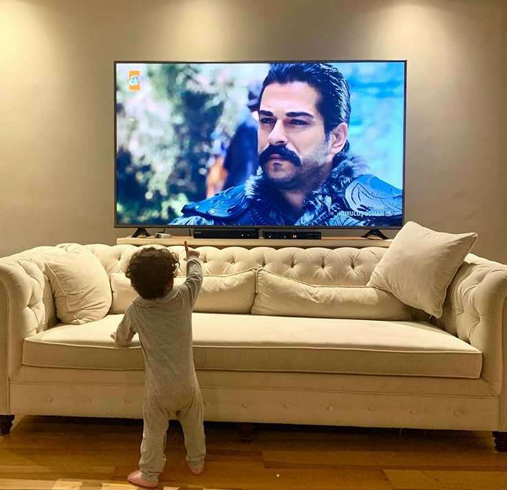 Burak Özçivit ha condiviso suo figlio per la prima volta! Quando Karan Özçivit ha visto suo padre in TV ...