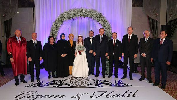 Il presidente Erdogan ha assistito a due matrimoni lo stesso giorno