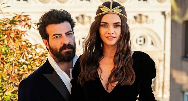 L'attore Hande Soral e sua moglie İsmail Demirci chiedono di "restare a casa"