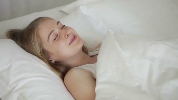 Cosa dovrebbe essere fatto per un sonno sano