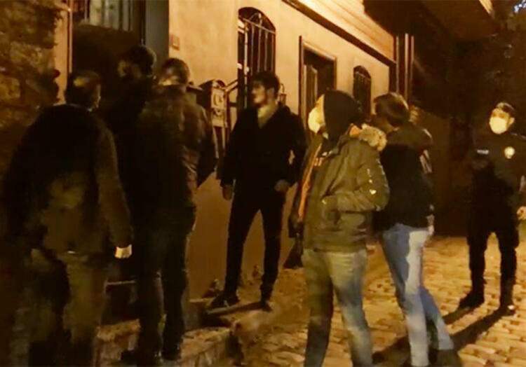 La polizia ha fatto irruzione nella casa di Özge Özpice