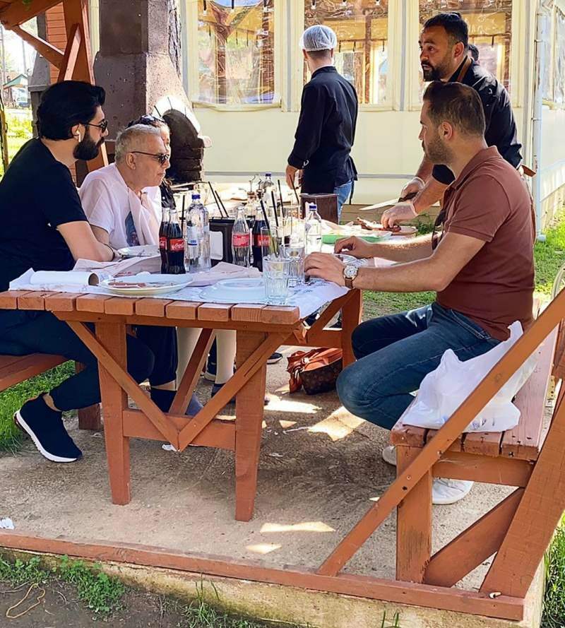 Mehmet Ali Erbil e Burak Memişoğlu mentre mangiano 
