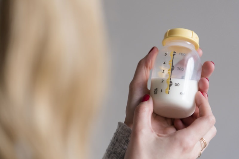 Come estrarre e conservare il latte materno indolore? Metodo di mungitura a mano e con pompa elettrica