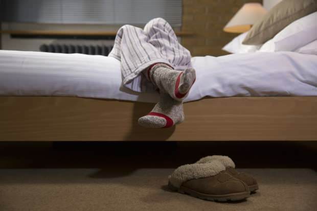 la sindrome delle gambe senza riposo provoca disturbi del sonno con forte dolore