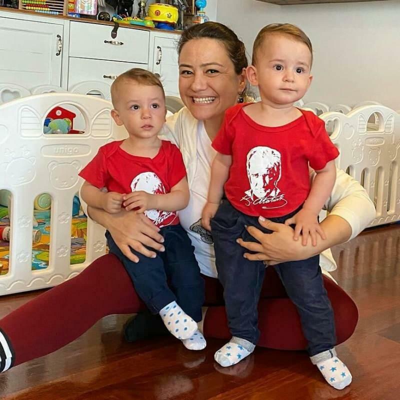 La nuova posa della presentatrice Ezgi Sertel con i suoi gemelli!