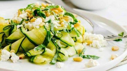 Come preparare l'insalata di zucchine con arachidi? Questa insalata ti sazia per sei ore! 