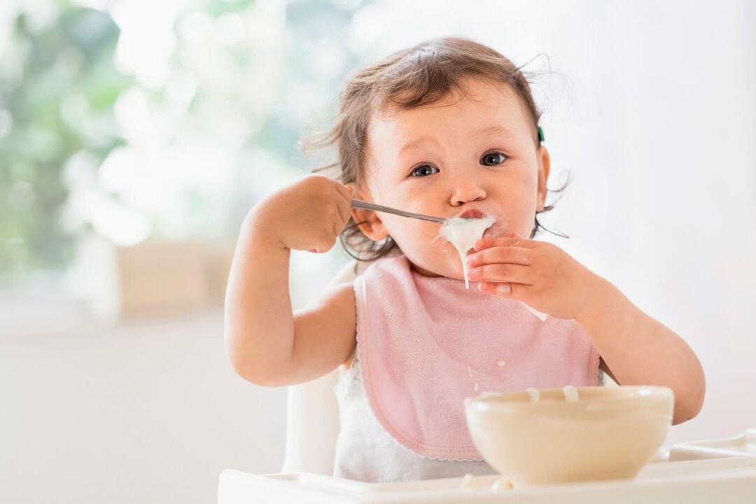 ragazzo che mangia yogurt