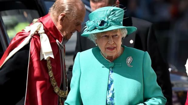 Queen of England 2. Elizabeth sta cercando uno staff di pulizie nel suo palazzo! La fortuna di trovare la mosca morta ...