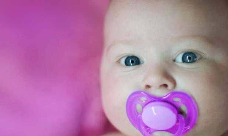 Il ciuccio rovina la struttura del dente? È dannoso usare un ciuccio in un neonato?