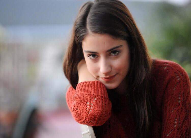 Hazal Kaya: Non hanno coperto la rivista perché ero in sovrappeso!