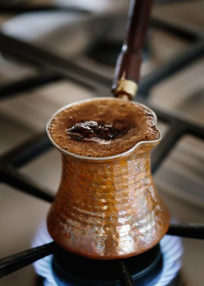 Come rimuovere l'amarezza del caffè? Metodi per alleviare il dolore del caffè turco