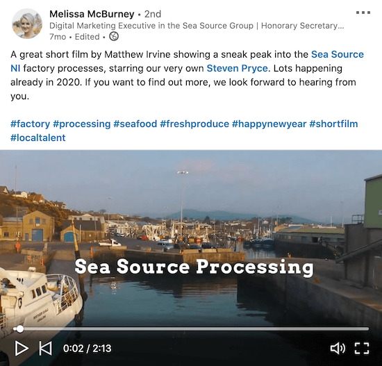 esempio di un video linkedin di melissa mcburney del gruppo Sea Source che mostra alcuni filmati dietro le quinte dei loro processi di fabbrica