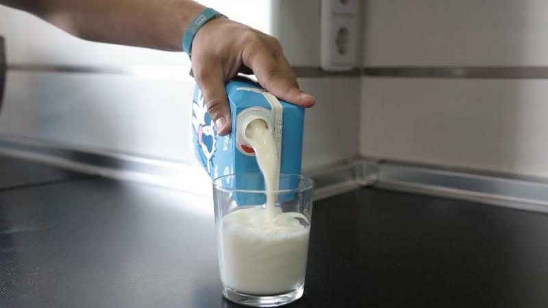 Come evitare schizzi quando si versa il latte
