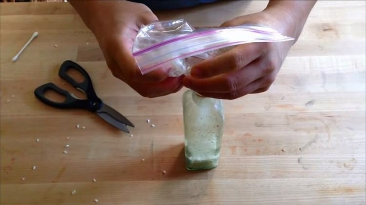 Come pulire più facilmente la bottiglia di vetro a bocca stretta? Il metodo più semplice per pulire le bottiglie strette!