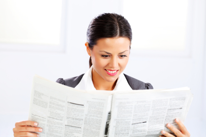 donna d'affari legge un giornale