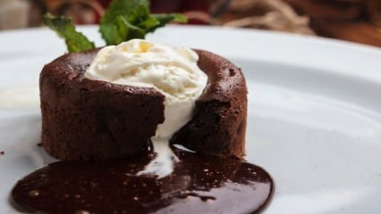Come preparare una torta al cioccolato caldo?