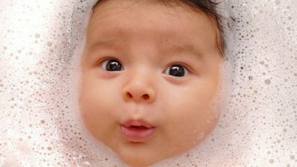Bambino che ingoia acqua durante il bagno! Come fare un bagno curativo a un neonato?