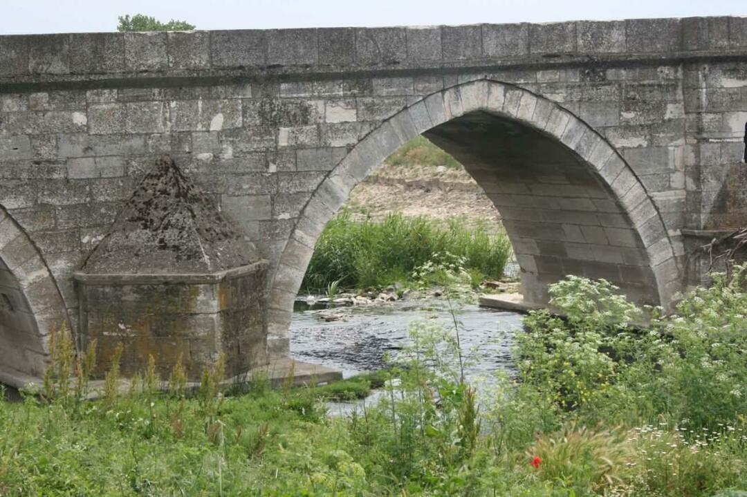 Cornici dal ponte Sokullu Mehmet Pasha