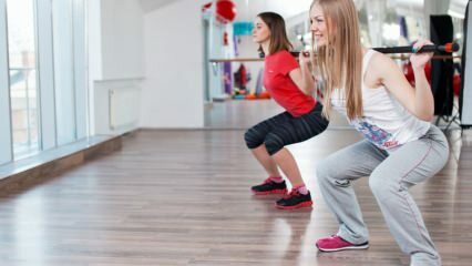 Che cos'è lo squat? Come fare il movimento Squat a casa?
